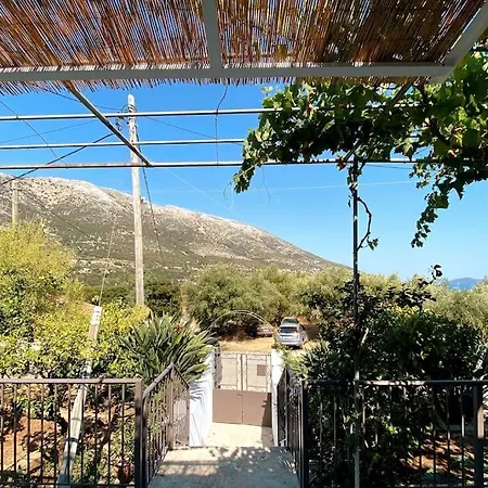 Bee - Hébergement de vacances Agia Efimia